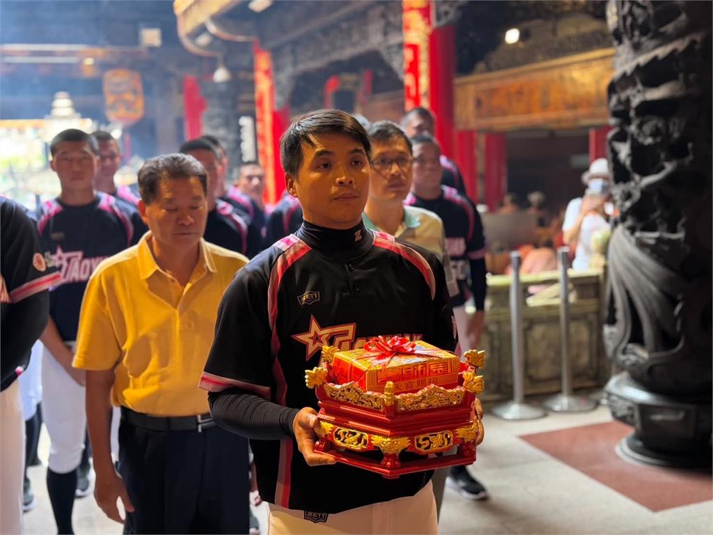 棒球／代表台灣出征小馬聯盟世界錦標賽！桃園青棒隊赴大甲鎮瀾宮參香祈福求好運