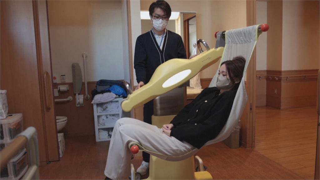 日本高齡化嚴重!早稻田大學開發看護機器人 預計2040年正式投入
