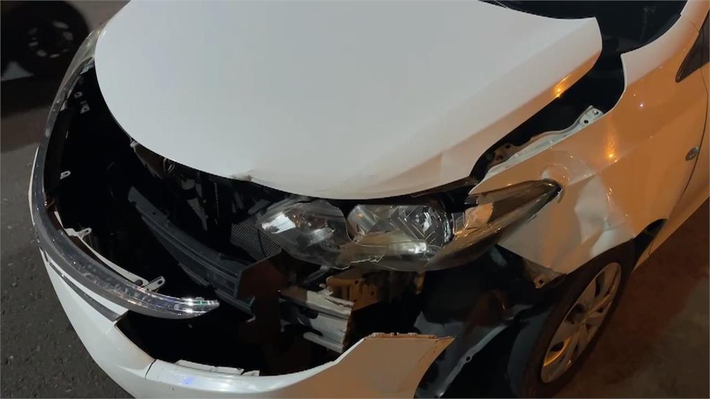 高雄輕軌連兩天遭撞!轎車「闖紅燈」擦撞車廂