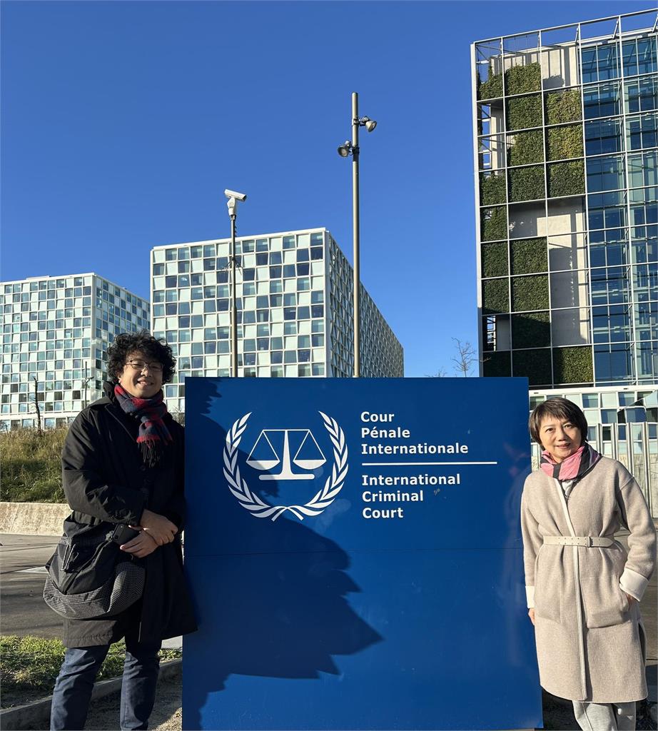 不甩中國紅色通緝令！沈伯洋現身「國際刑事法院」霸氣開嗆：台灣不會被嚇倒