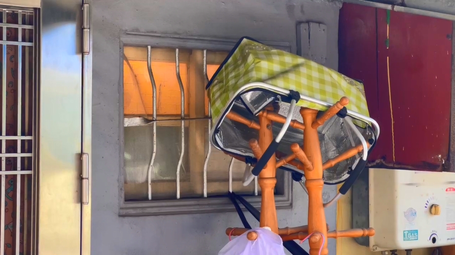 噁男！覺得女子太漂亮　竟來到女子家外門外對浴室偷窺、偷拍