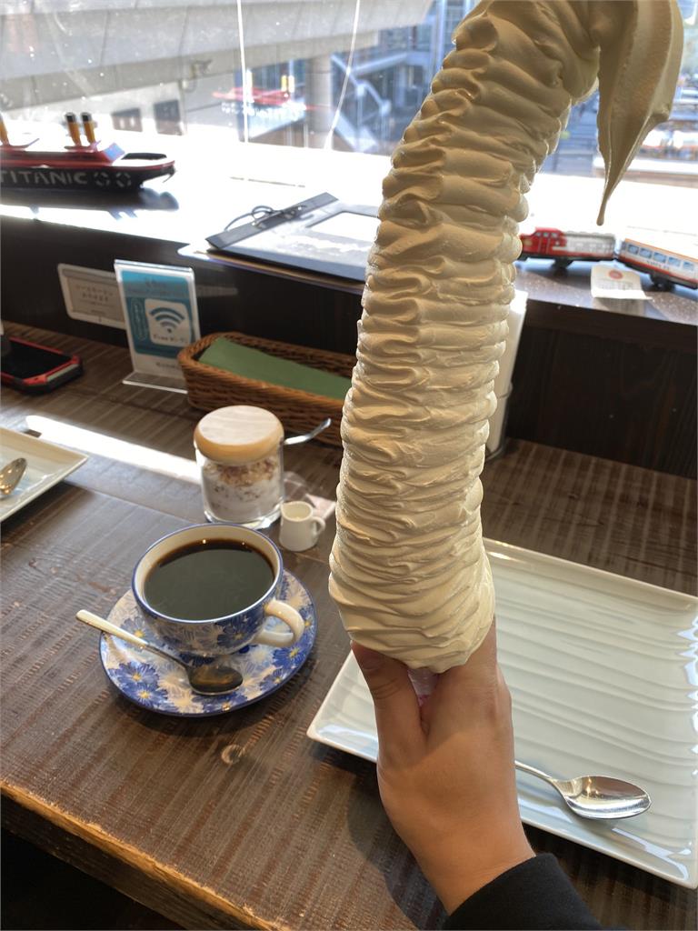咖啡廳挑戰「日本第1長」霜淇淋！實品照超驚人　網讚：CP值超高