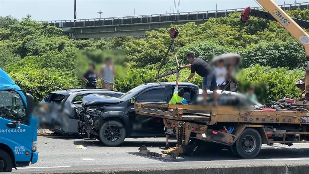 國1雲林段南下5車連環撞　1人受困車內救出送醫