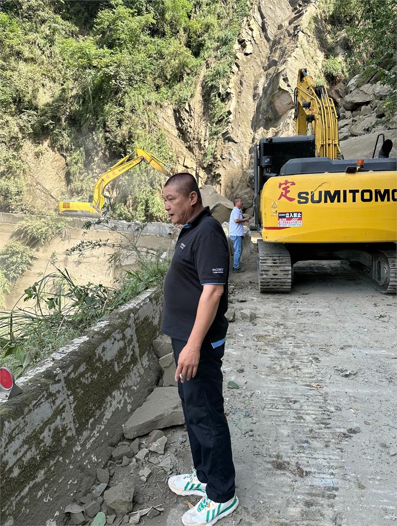 快新聞/嘉義縣道159甲「大量落石」道路中斷 大型機具進場搶通中