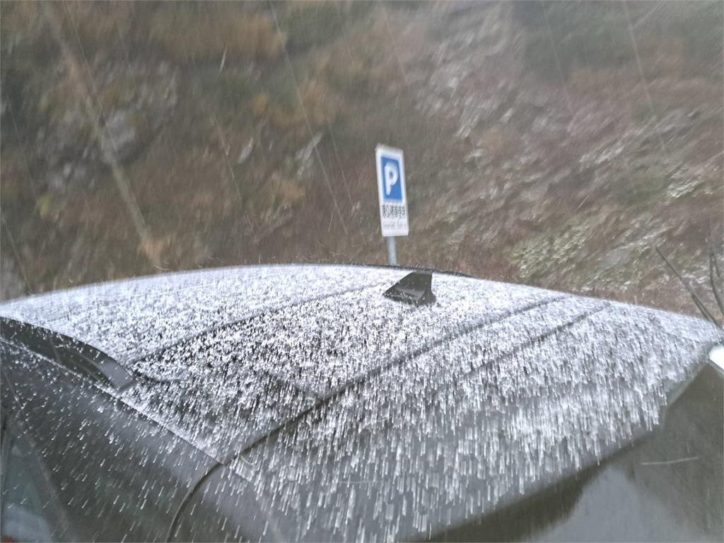 快新聞／銀白合歡山！冰霰、冰雹齊下　台14甲線限加掛雪鏈通行