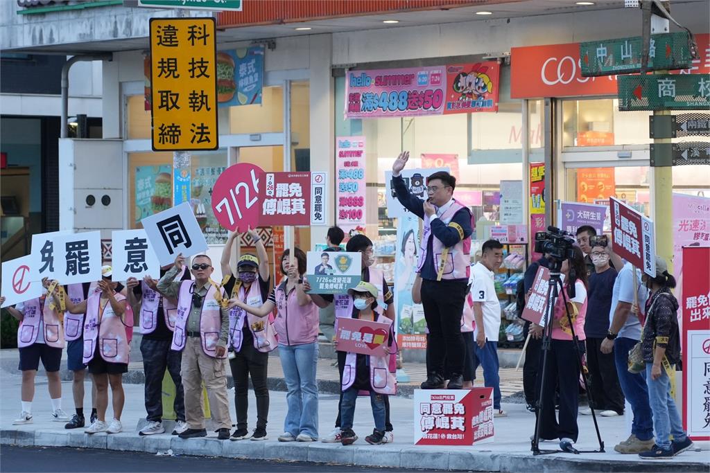 快新聞/「黃色小鴨爸爸」挺進後山 賴瑞隆今晚現身花蓮替罷團打氣