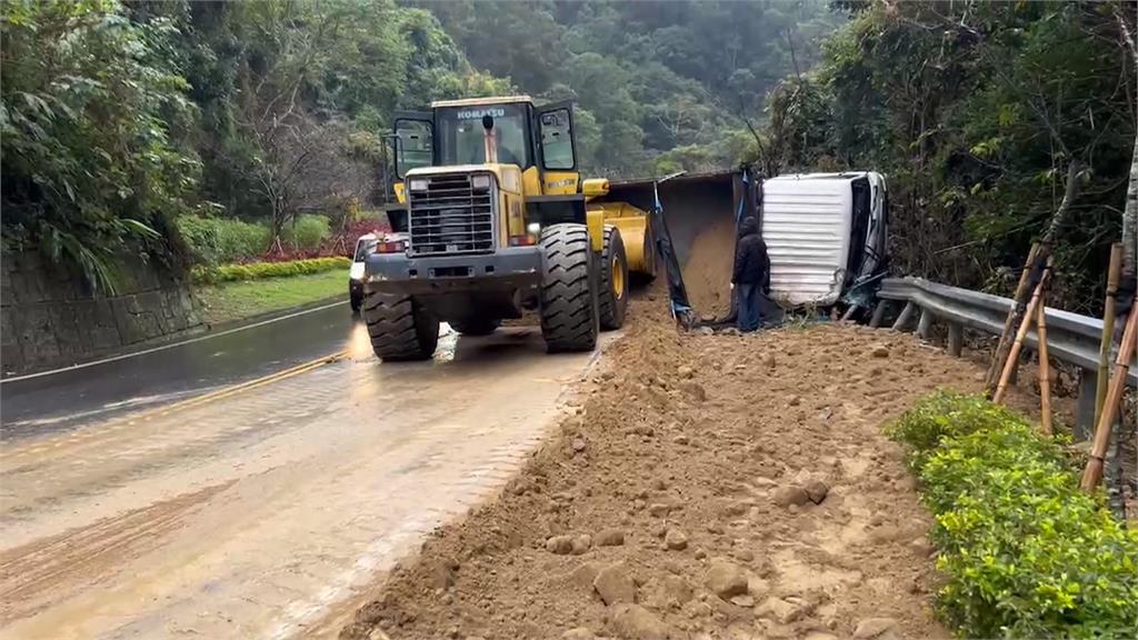 苗栗公館鄉砂石車橫躺路面 疑是下坡煞車失靈+天雨路滑惹的禍
