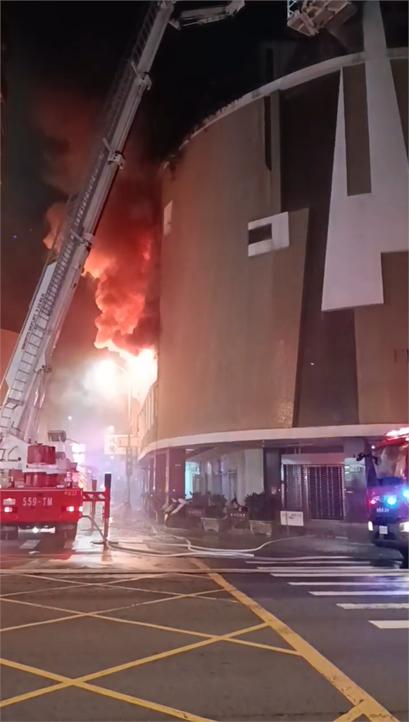 最新／烈焰吞噬台中民宅！驚悚畫面曝　2男4女受困頂樓「揮手求救」