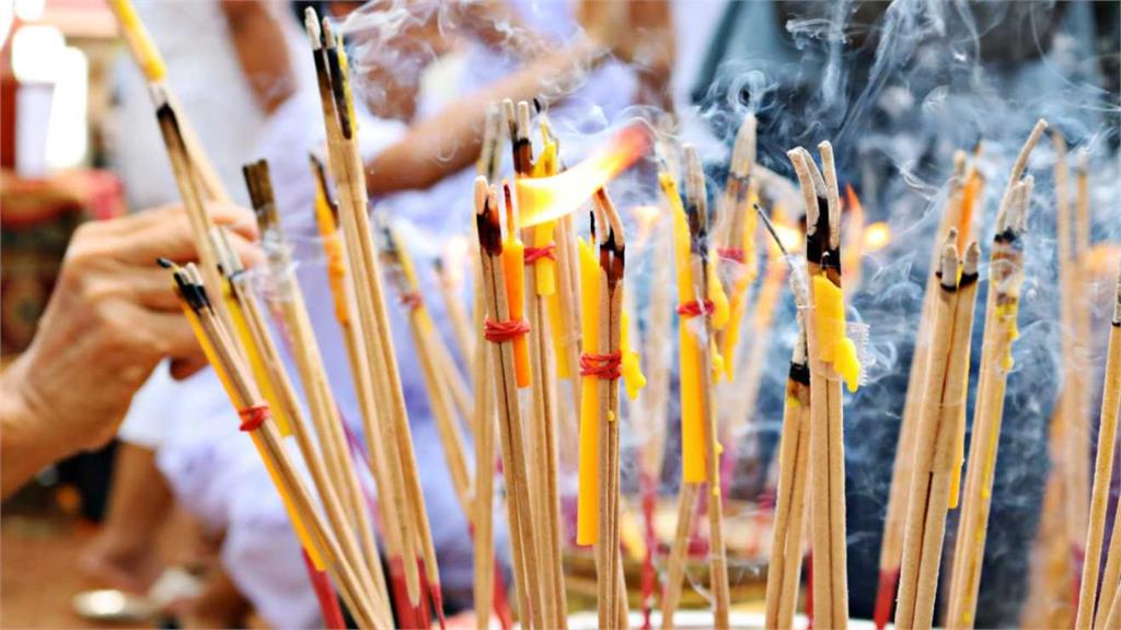 清明節掃墓要注意!命理專家曝忌穿「2顏色」 這時間「陽氣退散」別逗留