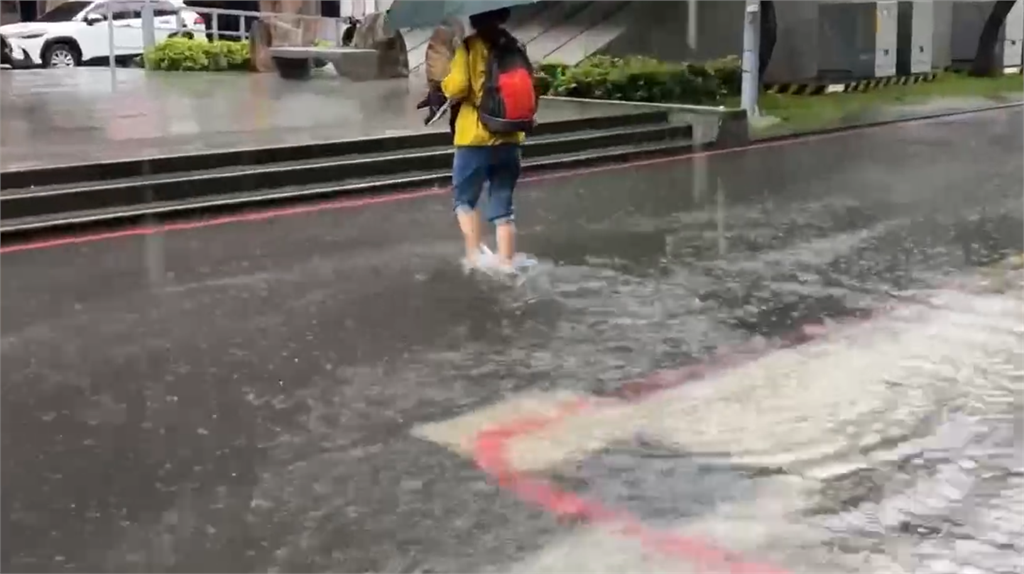 快新聞／南臺灣淹水警戒「現場畫面直擊」！高捷鹽埕埔站行人涉水而行　仁德交流道封閉
