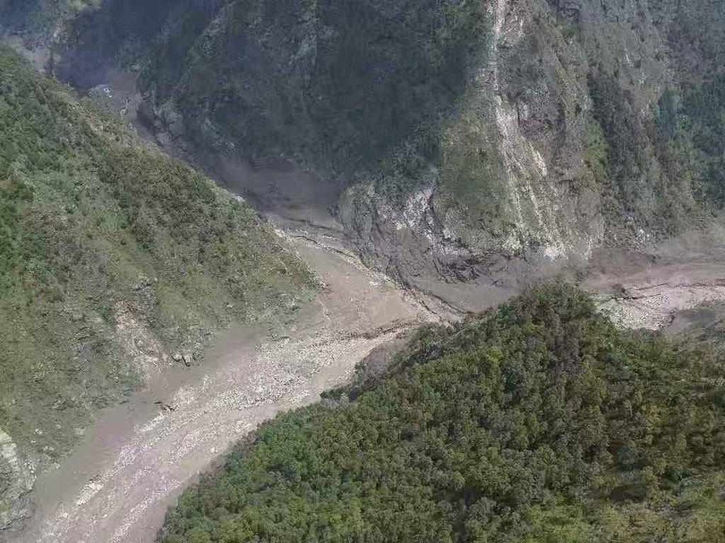 西藏爆「時速400km」土石流！沒地震、下雨「人車秒消失」專家曝唯一活命方法
