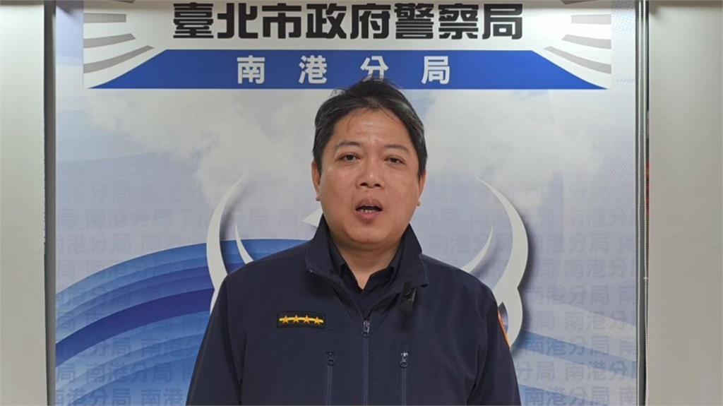 快新聞/扯!北市男酒駕自撞 南港道路「號誌桿遭撞斷」畫面曝