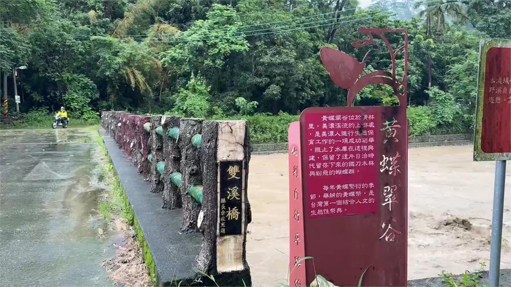 西南氣流持續灌！　高雄美濃粄條街冷清、街道成汪洋