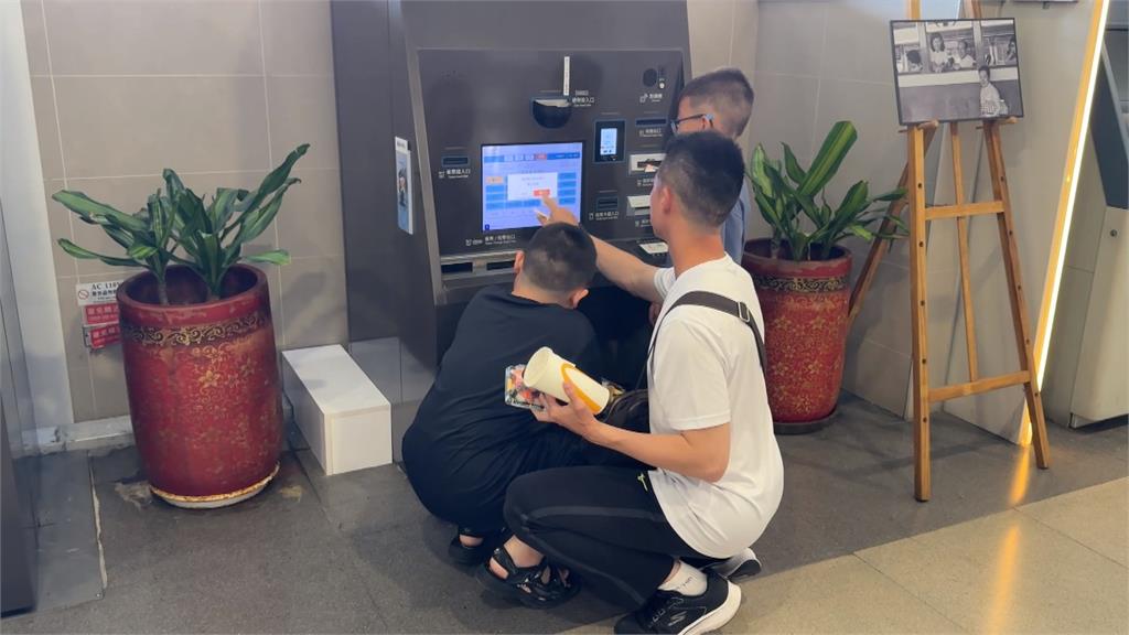 台鐵買車票"民眾蹲一排" 台鐵澄清:無障礙新式售票機