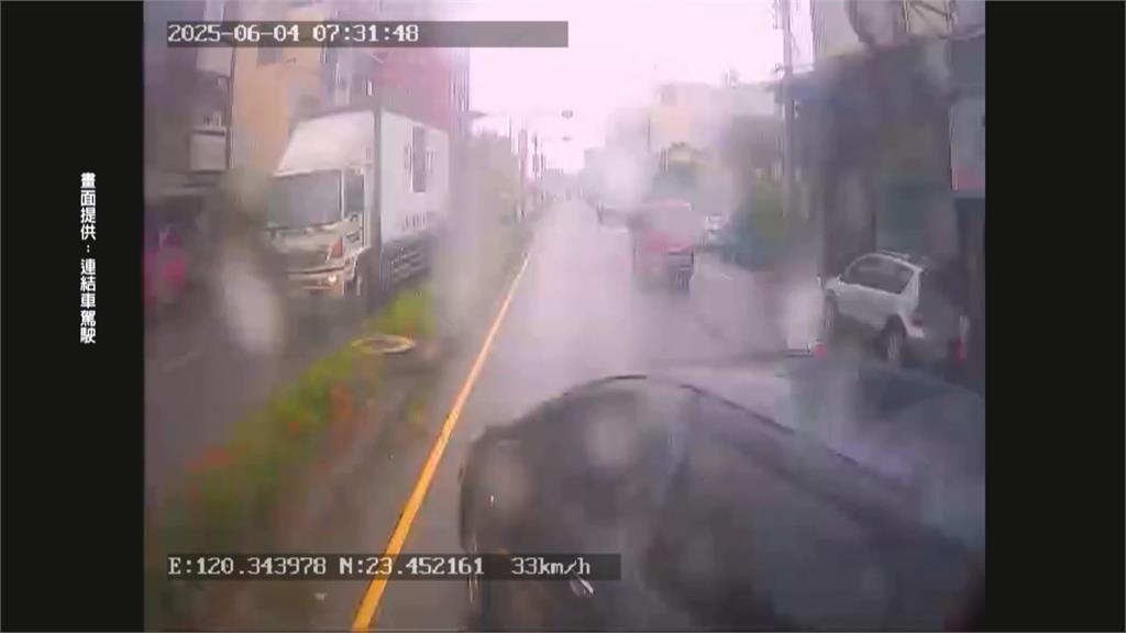 嘉義休旅車閃違停車偏移! 遭後方曳引車撞翻「鋼梁插出」