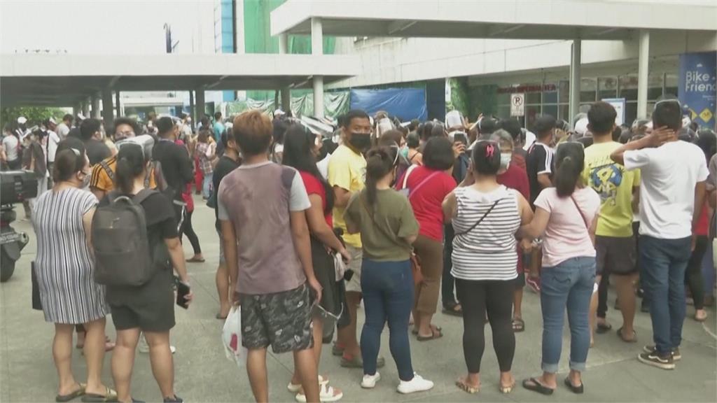 「沒打疫苗被警察抓」菲國民眾恐慌擠爆接種站