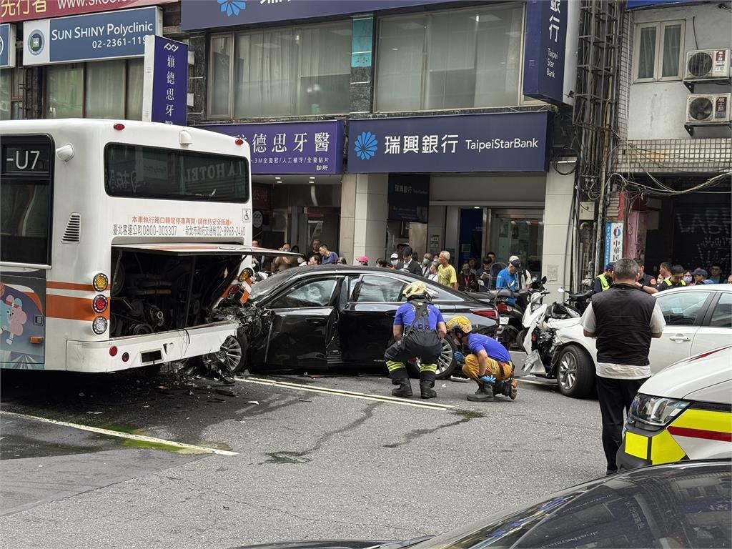 北市轎車暴衝猛撞4車8人受傷!78歲肇事翁疑「從沒考過駕照」無照上路