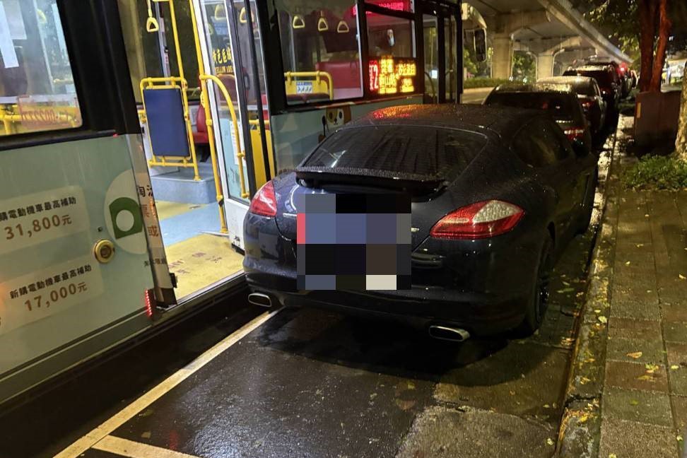 快新聞/衰!北市內湖公車爆胎「失控衝路旁」 2轎車無辜被撞