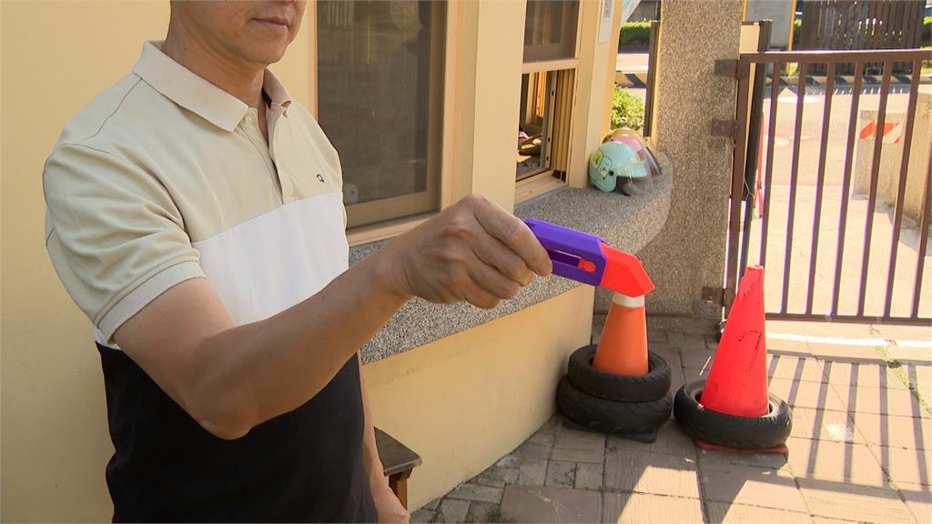 塑膠「蘿蔔刀」校園內掀熱潮 可刺穿紙張恐成安全隱憂
