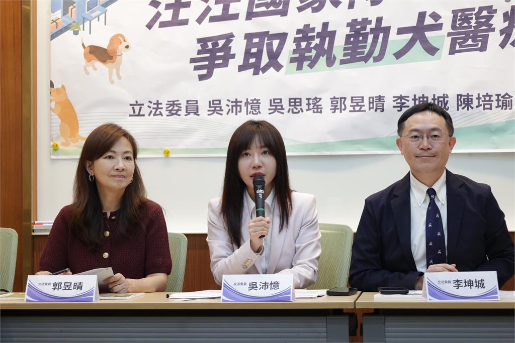 快新聞/守護汪汪國家隊! 吳沛憶偕6綠委共倡執勤犬醫療保險