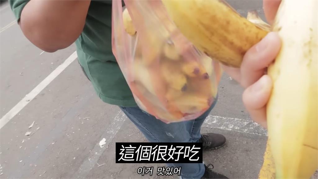 南韓妞攜母遊高雄鄉下！「被當地人狂送香蕉」超疑惑　網卻喊：多拿一點