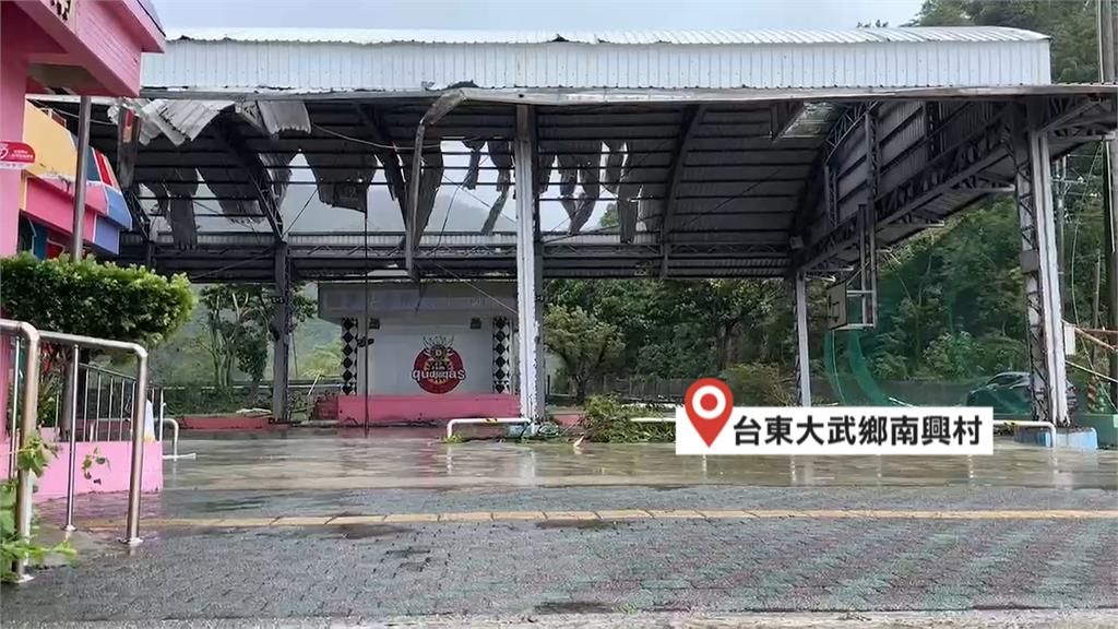 「小犬」強風肆虐台東大武村活動中心　鐵皮屋頂被吹掀了