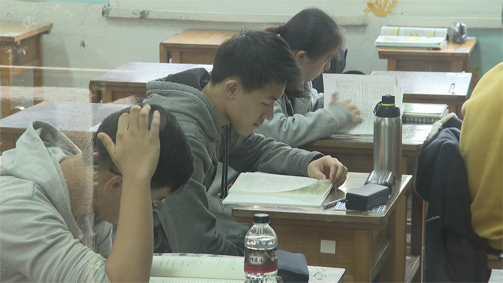首宗AI眼鏡作弊！台大牙醫入學筆試 考生帽T蓋頭.眼鏡發燙被抓包