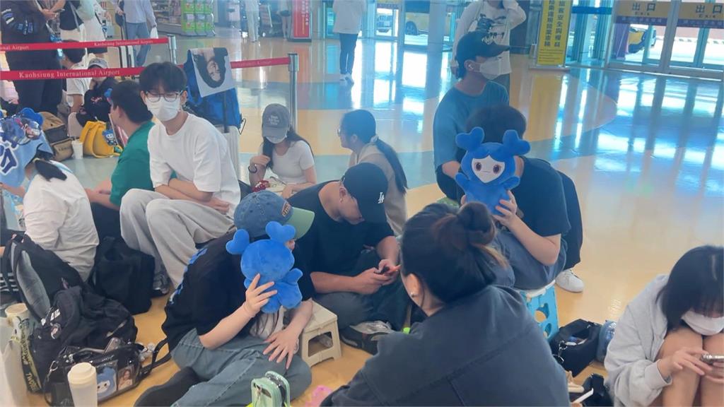 周子瑜在台SOLO首秀獻給高雄　今日回台上百粉絲機場卡位接機