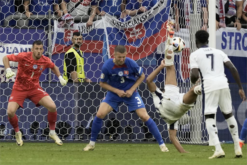 足球/歐國盃16強淘汰賽　貝林漢倒掛金鉤拯救英格蘭晉級