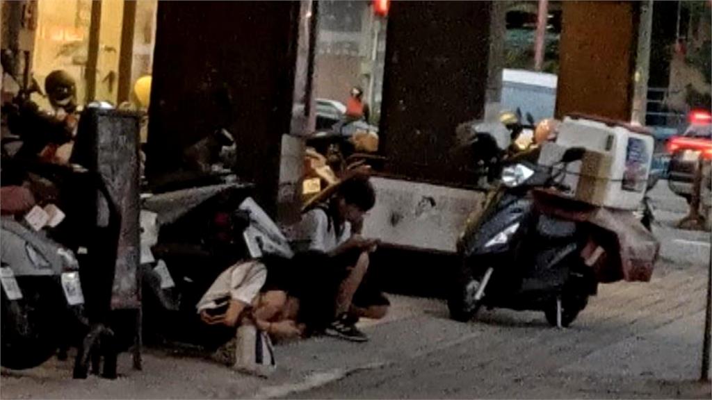 台中市「等公車怪象」多 學生站馬路、蹲騎樓險象環生
