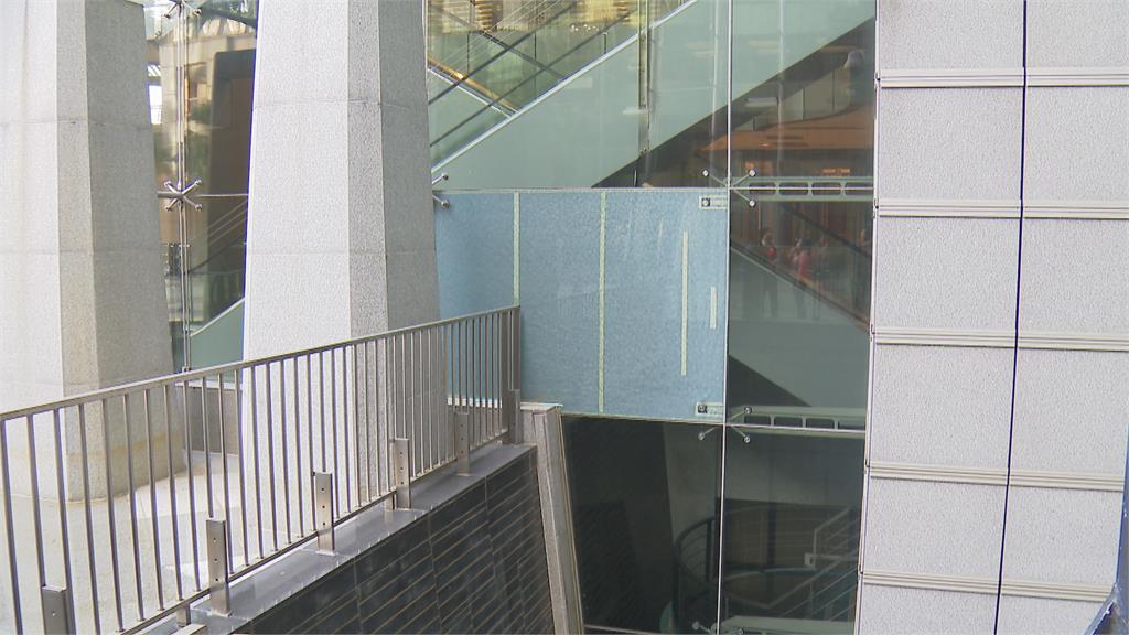 冷爆了?新北市府玻璃帷幕牆碎裂 緊急拉紅龍、紙張遮蓋處理