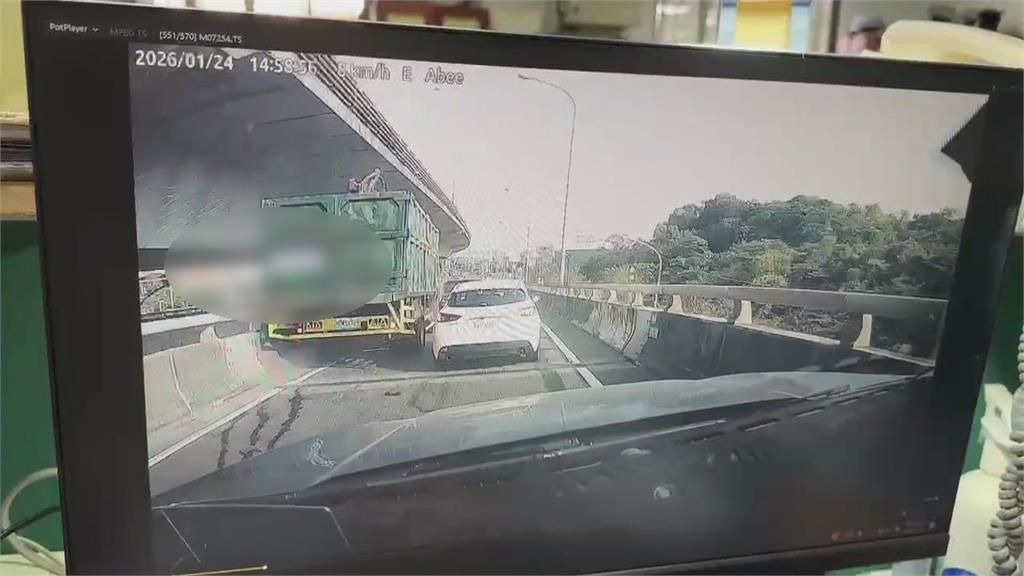 大貨車下88快速道路匝道 連撞2車肇逃、警以車追人