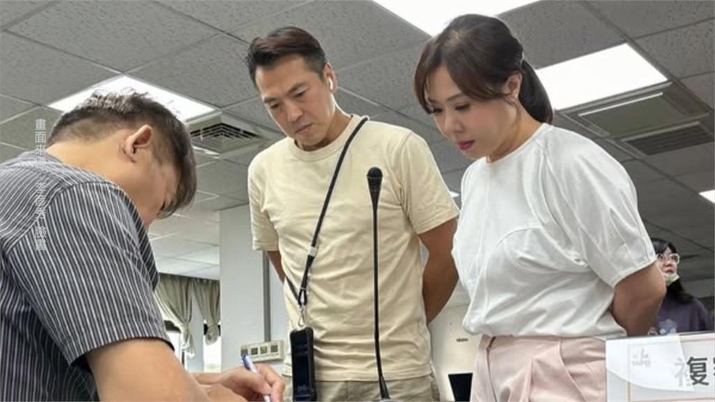 李彥秀明湖國中辦反罷誓師　.　吳欣岱舉牌抗議　質疑「濫用權力」