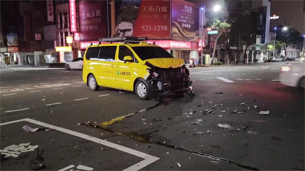 小貨車送菜疑未注意燈號闖紅燈　與兩車發生碰撞菜噴滿地