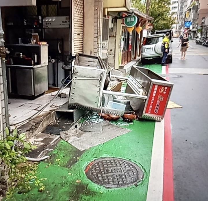 快新聞／驚！北市松山區「休旅車撞店面」　2人受傷