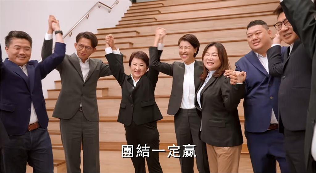 黃國昌現身反罷片「合體盧秀燕站C位」！周軒見「1畫面」酸：媽媽拿蔥拼總統