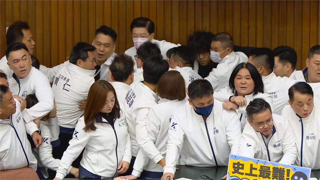 快新聞/藍突襲審選罷法爆朝野衝突! 沈伯洋被拉扯上演「乾坤大挪移」