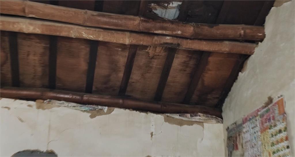 80旬嬤和心智障礙女住年久失修屋 惡臭頻傳惹鄰怨 愛心公司主動幫修繕