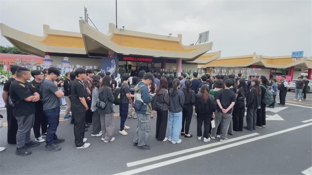 女警告別式！肇事女大生下跪　親友"轉身背對"不領情