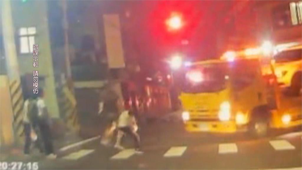 危！　一家4口過馬路　左轉拖吊車未禮讓還出拳毆人