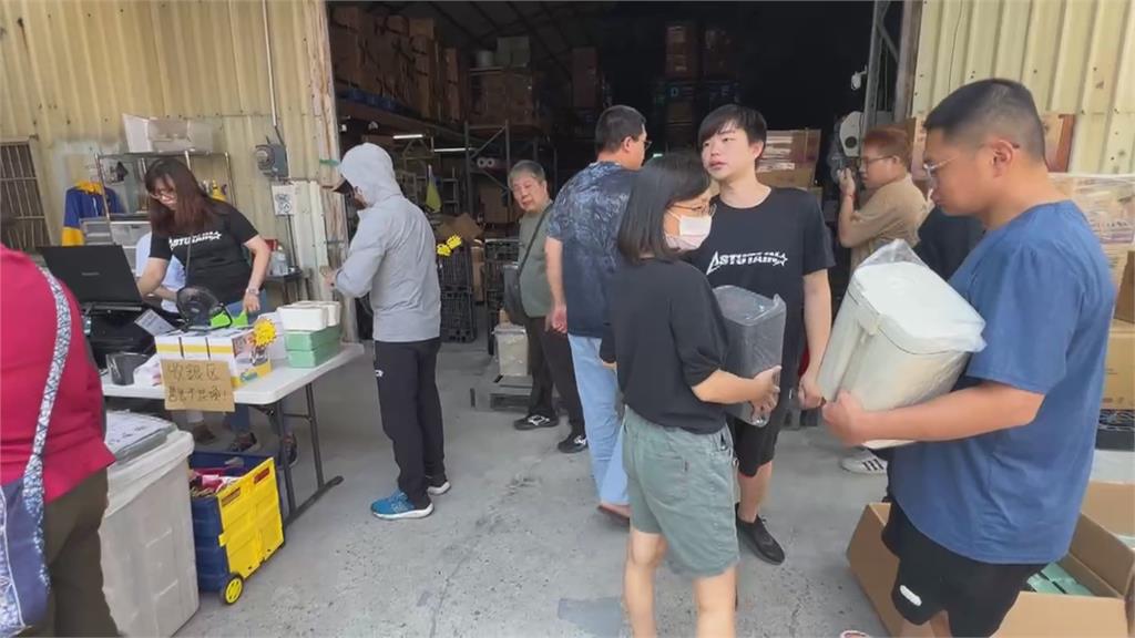 公司廠拍特賣！　現場民眾搶便宜爆發拉扯亂象