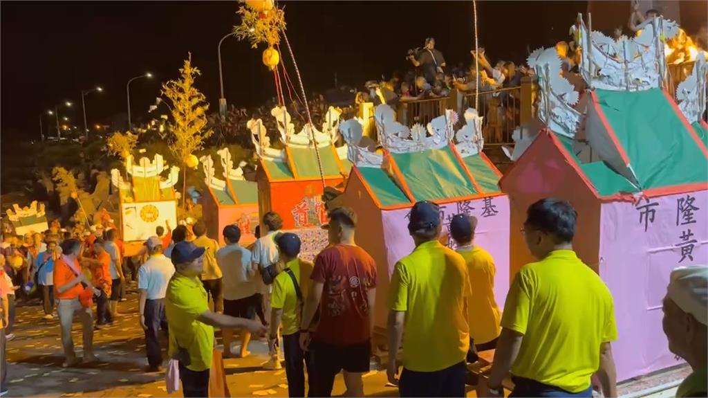 雞籠中元祭重頭戲！　放水燈遊行登場　繽紛花車吸睛