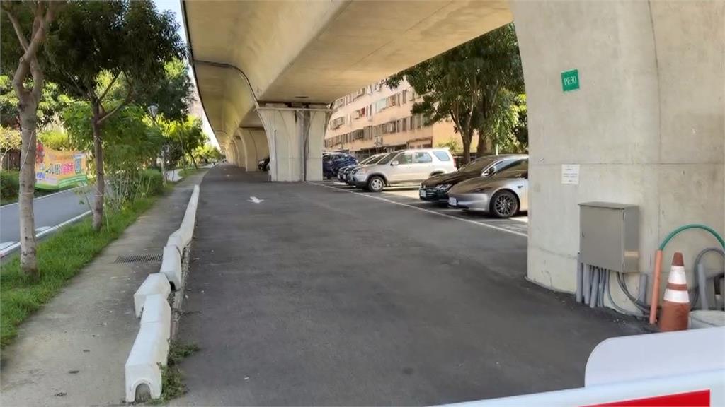 騎車揹電視趴趴走？　網友目擊：看到勇者了