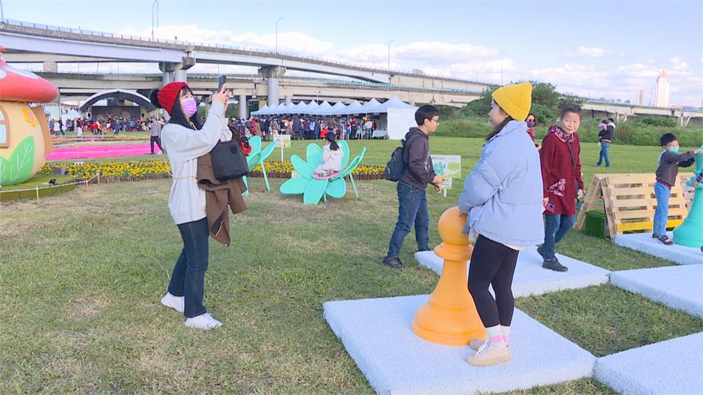 新北鴨鴨公園「地景藝術展」 西洋棋盤、蘑菇花房重現童話故事場景