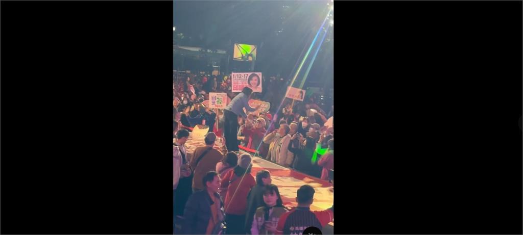 支持者不捨離場！邱議瑩選前之夜展現最強凝聚力、散場逐一握手感謝