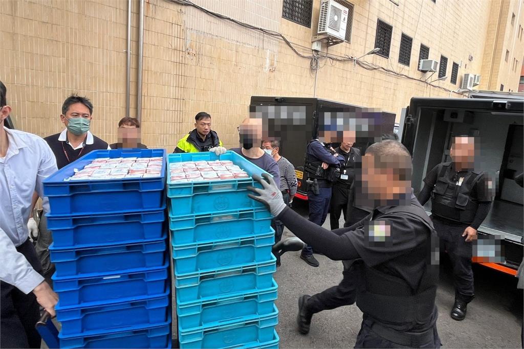 快新聞/中部地區最大金額!南屯警方荷槍護鈔 億元現金安全入庫