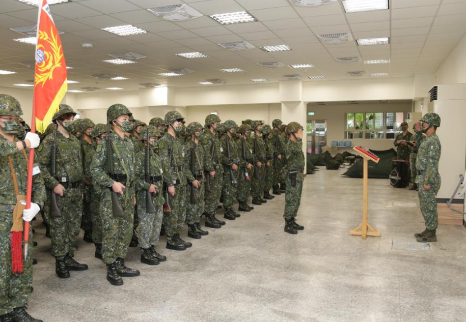 快新聞/首批國軍女教召員「行軍畫面」曝 比照男兵戰鬥訓練