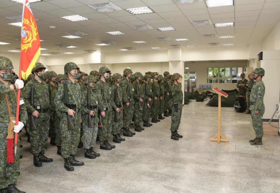 快新聞／首批國軍女教召員「行軍畫面」曝　比照男兵戰鬥訓練