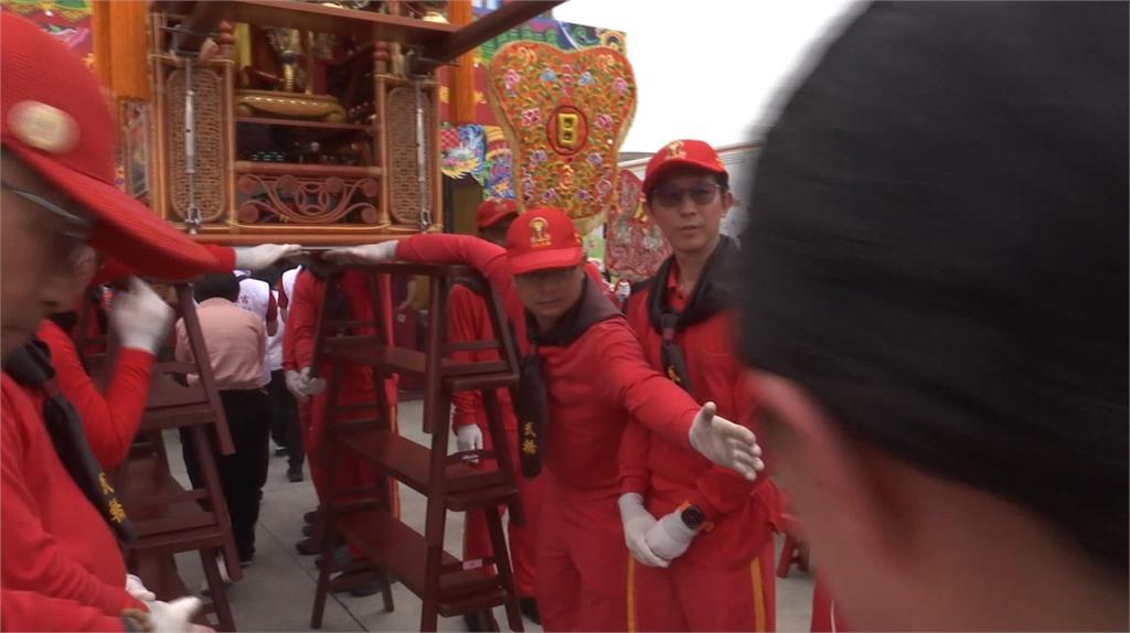 桃園龍德宮四媽祖南巡抵善化!開放"鑽轎底"祈福