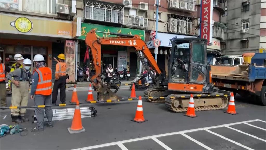 下水道箱涵破損！新莊球場旁出現天坑　行車急煞